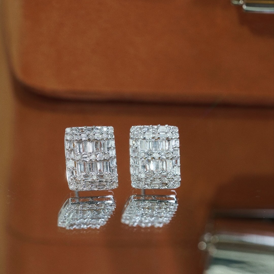 14k Gold 0.70 Ct Natural H Diamond Earrings: Ref:231158183 // gold content:14k gold // main gemstone:diamond // shape:multiple // carat weight:0. 70ct // clarity grade:vs-si // color:h // treatment:natural // Condition: New Low Estimate: