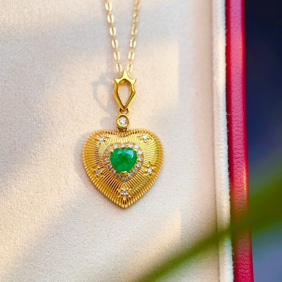 14k Gold 0.55 Ct Natural Emerald & Diamond Pendant( Without Chain ): Ref:231158191 // gold content:14k gold // main gemstone:emerald // shape:heart // carat weight:0. 55ct // color:green // treatment:natural // // adjacent gemstone 2 : diamond // number of stones:22