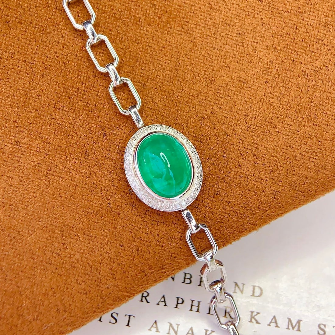 14k Gold 2.5 Ct Natural Emerald & Diamond Bracelet: Ref:231158199 // gold content:14k gold // main gemstone:emerald // shape:oval // carat weight:2. 5ct // color:green // treatment:natural // // adjacent gemstone 2 : diamond // number of stones:42 //