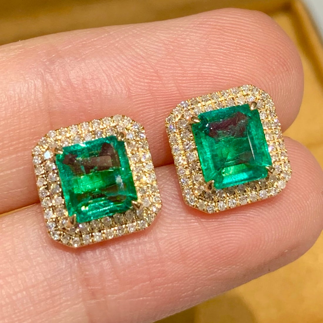 14k Gold 2.2 Ct Natural Emerald & Diamond Earrings: Ref:231158200 // gold content:14k gold // main gemstone:emerald // shape:octagonal // carat weight:2. 2ct // color:green // treatment:natural // // adjacent gemstone 2 : diamond // shape:round // clar