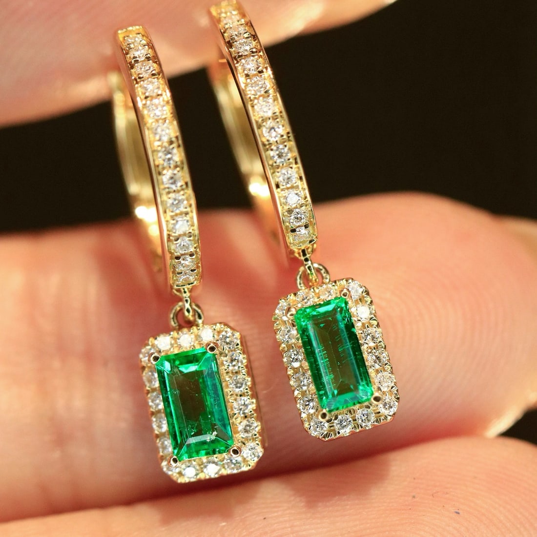 14k Gold 0.62 Ctw Natural Emerald & Diamond Earrings: Ref:231158207 // gold content:14k gold // main gemstone:emerald // shape:octagonal // carat weight:0. 42ct // color:green // treatment:natural // // adjacent gemstone 2 : diamond // shape:round // car