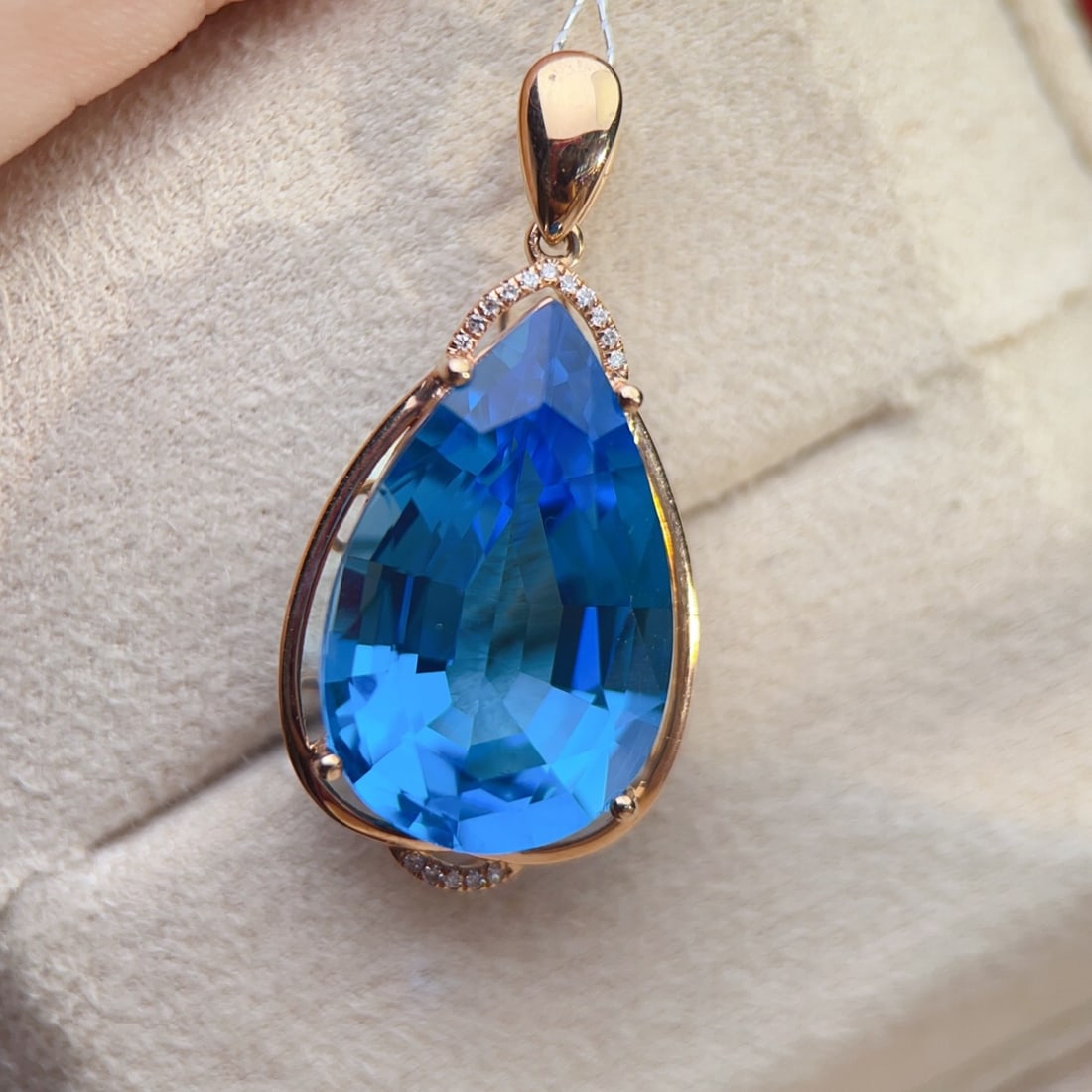 14k Gold 19.85 Ctw Natural Topaz & Diamond Pendant( Without Chain ): Ref:231158210 // gold content:14k gold // main gemstone:topaz // shape:pear // carat weight:19. 8ct // color:blue // treatment:natural // // adjacent gemstone 2 : diamond // number of stones:16 //