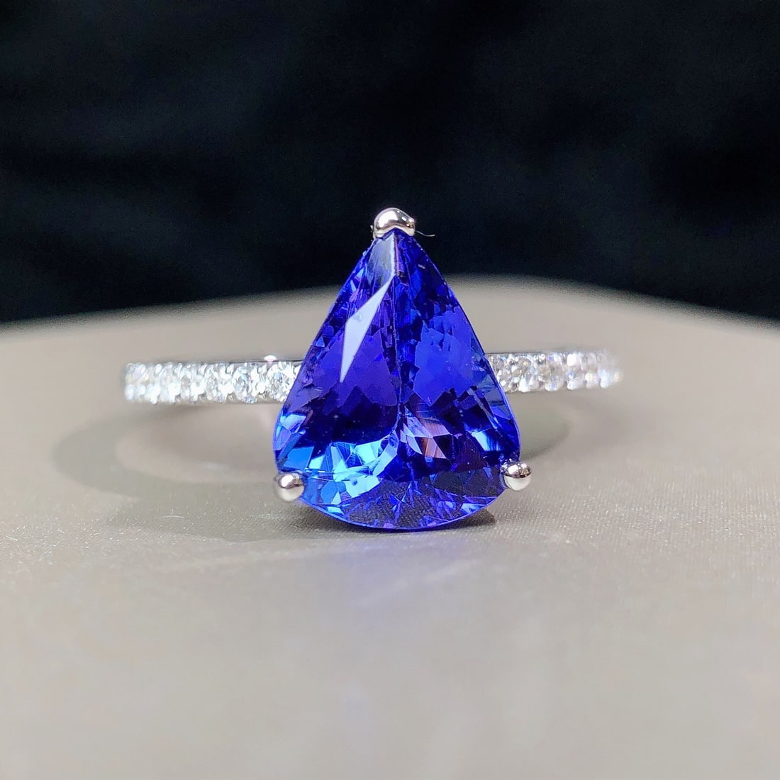 14k Gold 2.97 Ctw Natural Tanzanite & Diamond Ring: Ref:231158259 // gold content:14k gold // ring size:7. 25us // // main gemstone:tanzanite // shape:pear // carat weight:2. 81ct // color:blue // treatment:natural // // adjacent gemstone 2 : diamond