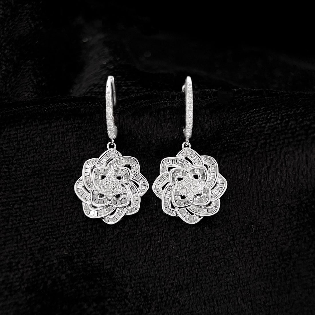 14k Gold 0.9 Ct Natural H Diamond Earrings: Ref:231158299 // gold content:14k gold // main gemstone:diamond // shape:multiple // carat weight:0. 9ct // clarity grade:vs-si // color:h // treatment:natural // Condition: New Low Estimate: 3100.00 