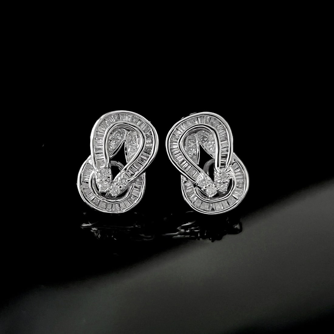 14k Gold 0.66 Ct Natural H Diamond Earrings: Ref:231158302 // gold content:14k gold // main gemstone:diamond // shape:multiple // carat weight:0. 66ct // clarity grade:vs-si // color:h // treatment:natural // Condition: New Low Estimate: