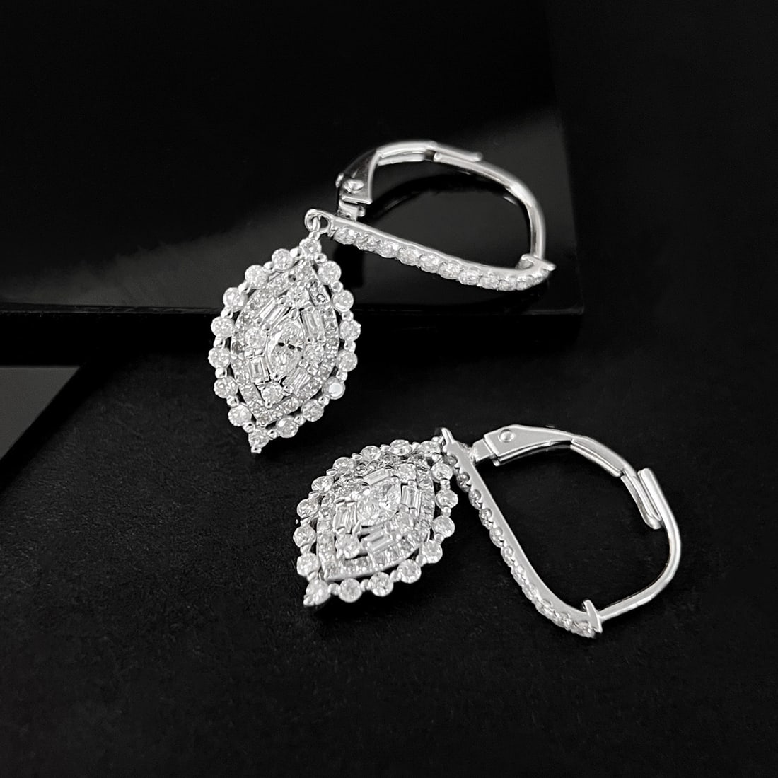14k Gold 1.28 Ct Natural H Diamond Earrings: Ref:231158304 // gold content:14k gold // main gemstone:diamond // shape:multiple // carat weight:1. 28ct // clarity grade:vs-si // color:h // treatment:natural // Condition: New Low Estimate: