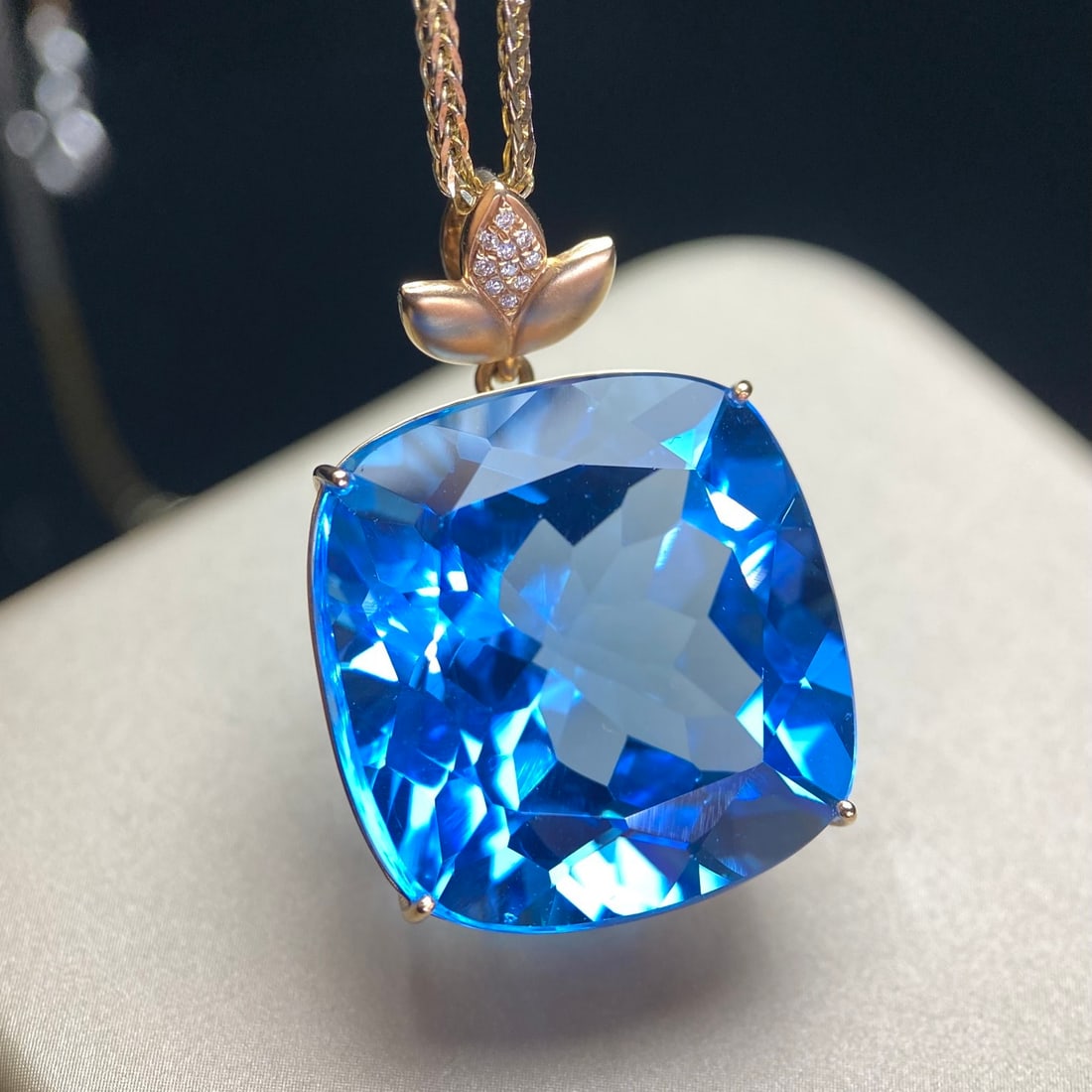 14k Gold 54.9 Ct Natural Topaz & Diamond Pendant( Without Chain ): Ref:231158316 // gold content:14k gold // main gemstone:topaz // shape:cushion // carat weight:54. 9ct // color:blue // treatment:natural // // adjacent gemstone 2 : diamond // number of stones:10 // 