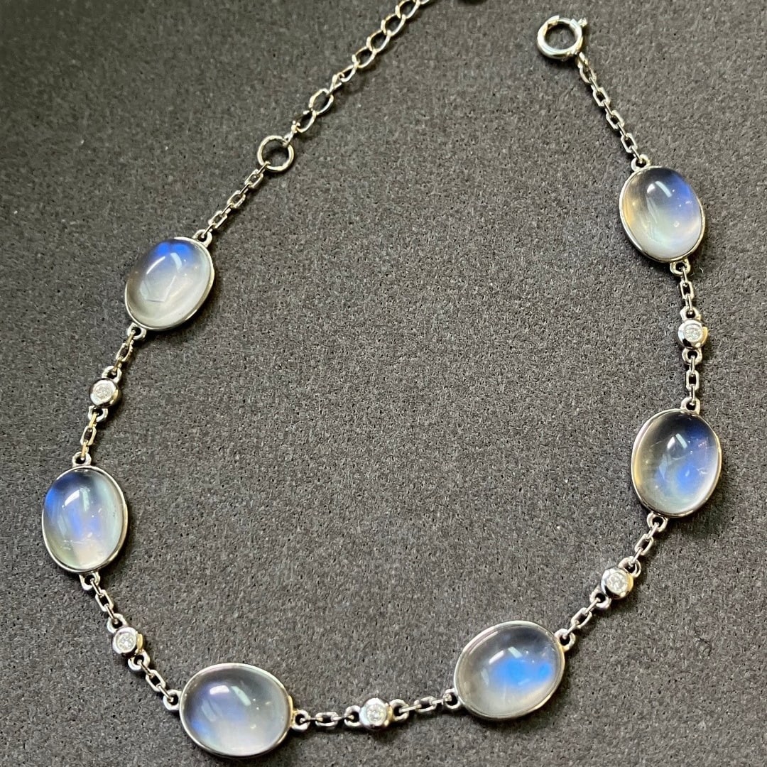14k Gold 12 Ct Natural Moonstone & Diamond Bracelet: Ref:231158323 // gold content:14k gold // main gemstone:moonstone // shape:oval // carat weight:12ct // color:white // treatment:natural // // adjacent gemstone 2 : diamond // shape:round // clarity