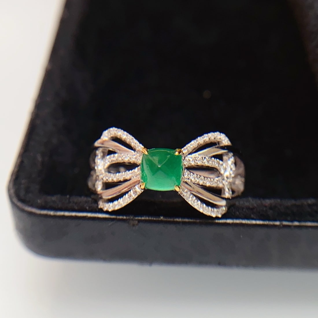 14k Gold 0.70 Ct Natural Emerald & Diamond Ring: Ref:231158331 // gold content:14k gold // ring size:7. 25us // // main gemstone:emerald // shape:sugar-loaf // carat weight:0. 70ct // color:green // treatment:natural // // adjacent gemstone 2 : diam