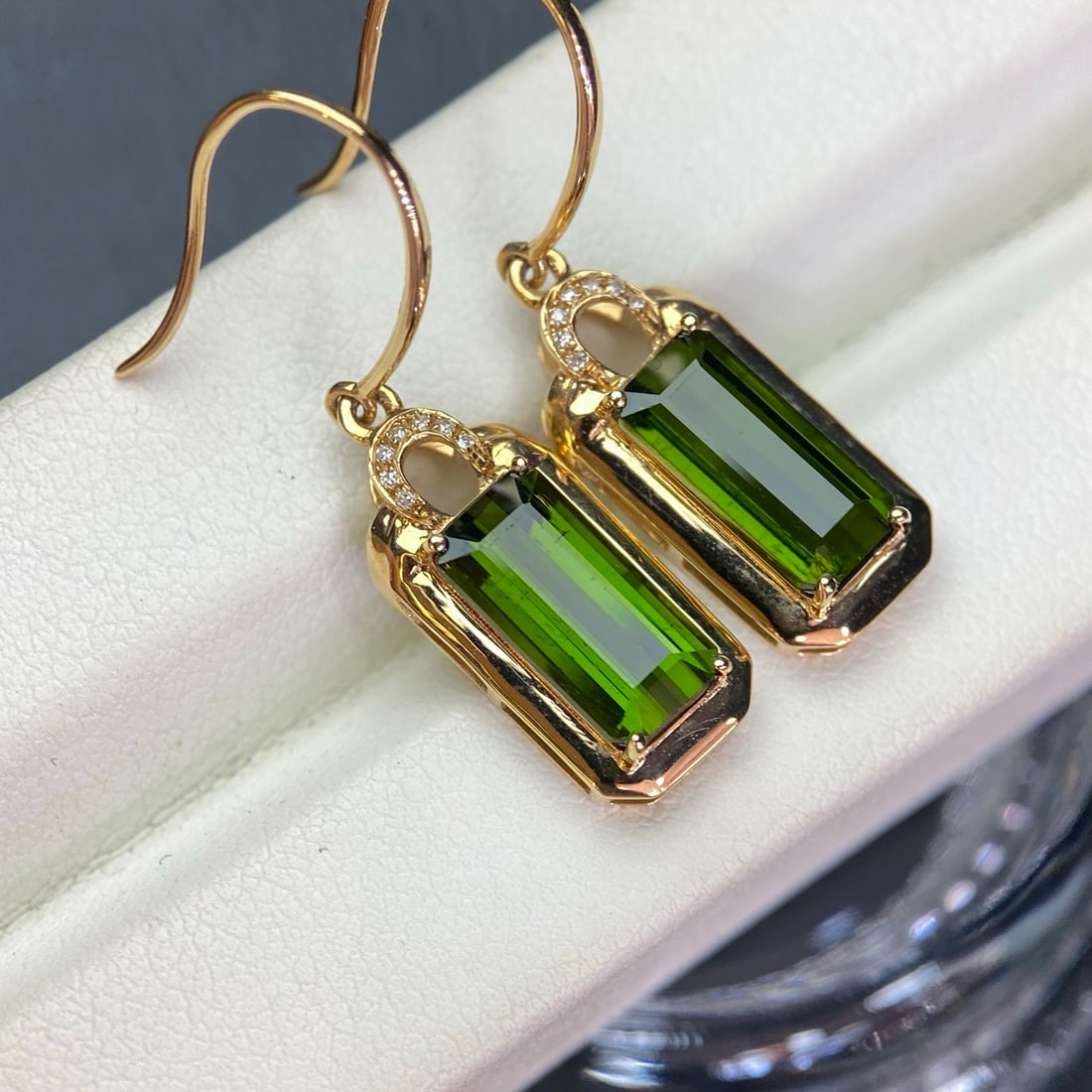 14k Gold 4.25 Ct Natural Tourmaline & Diamond Earrings: Ref:231158344 // gold content:14k gold // main gemstone:tourmaline // shape:octagonal // carat weight:4. 25ct // color:green // treatment:natural // // adjacent gemstone 2 : diamond // number of stone