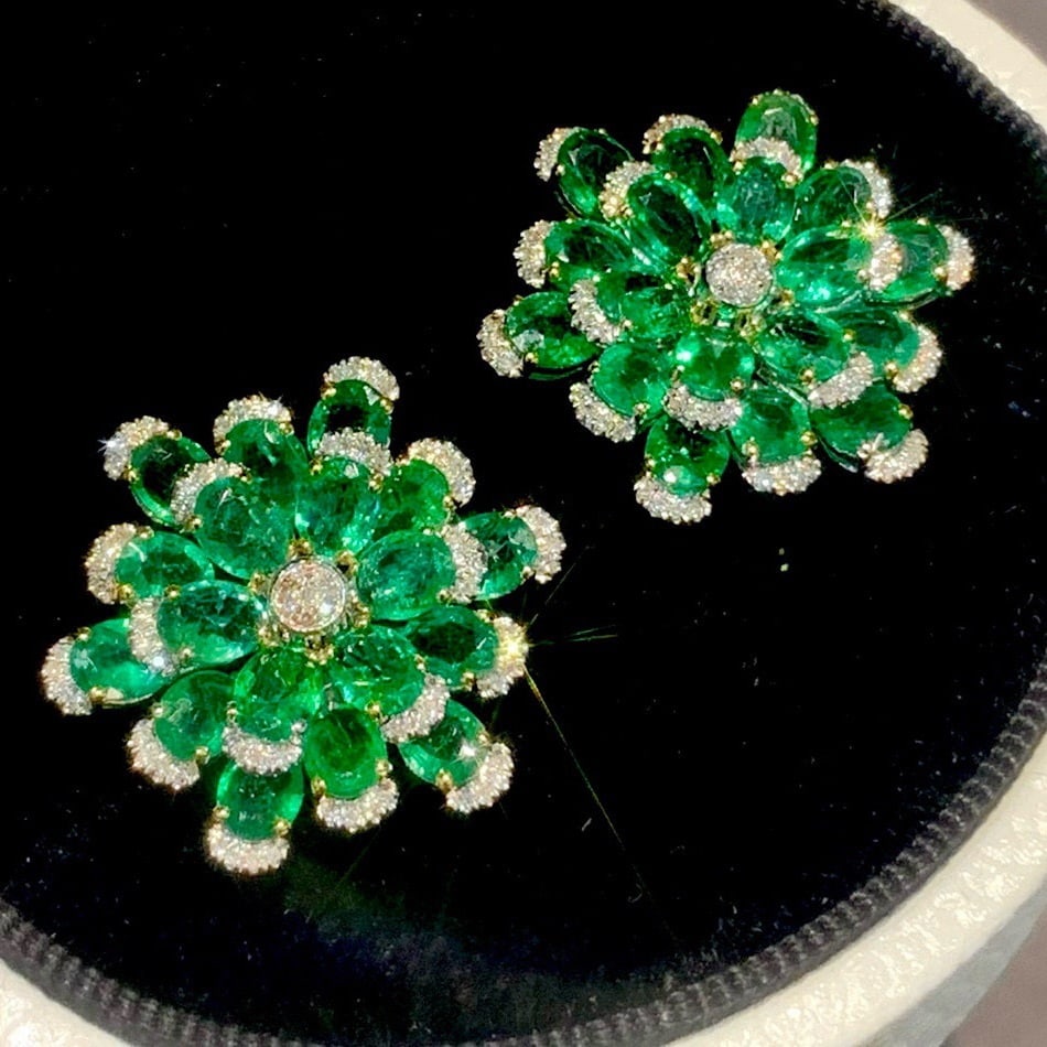 14k Gold 7.8 Ct Natural Emerald & Diamond Earrings: Ref:231158346 // gold content:14k gold // main gemstone:emerald // shape:oval // carat weight:7. 8ct // color:green // treatment:natural // // adjacent gemstone 2 : diamond // number of stones:160 //