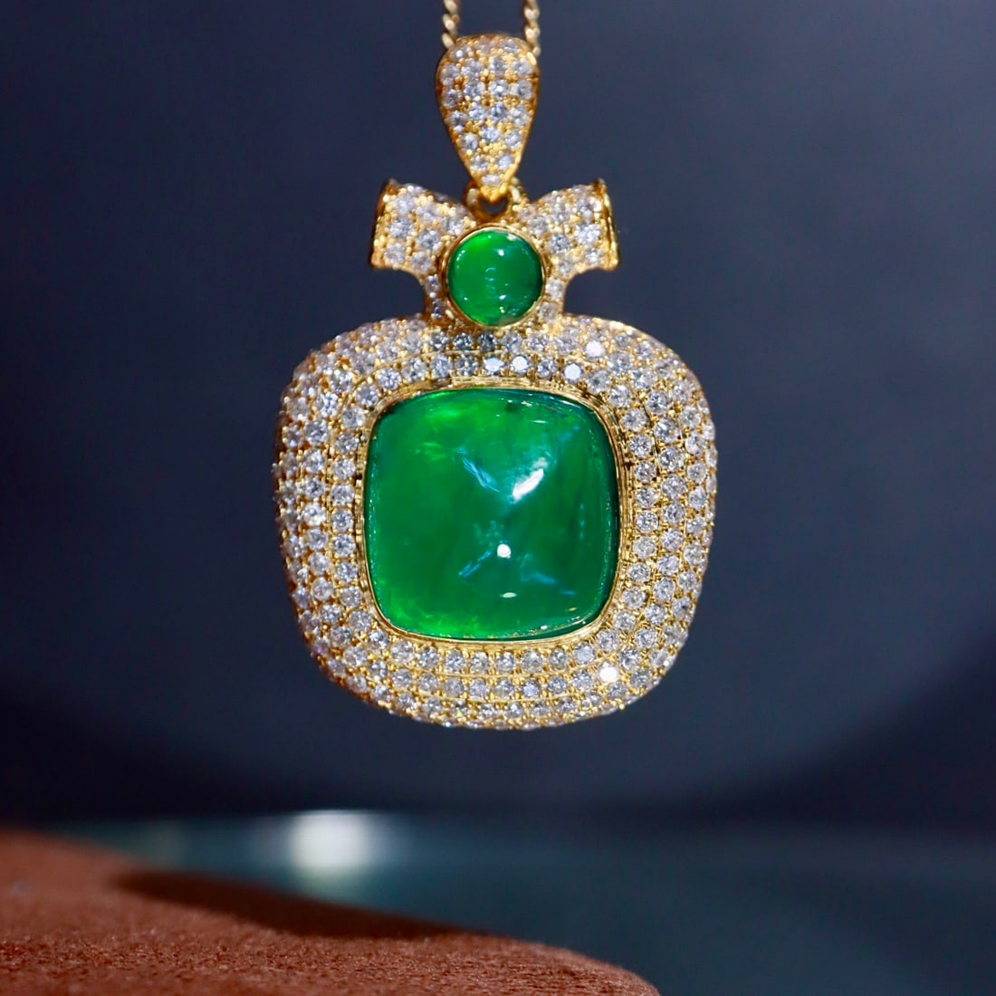 14k Gold 4.96 Ctw Natural Emerald & Diamond Pendant( Without Chain ): Ref:231158374 // gold content:14k gold // main gemstone:emerald // shape:sugar-loaf // carat weight:4. 23ct // color:green // treatment:natural // // adjacent gemstone 2 : diamond // shape:round // ca