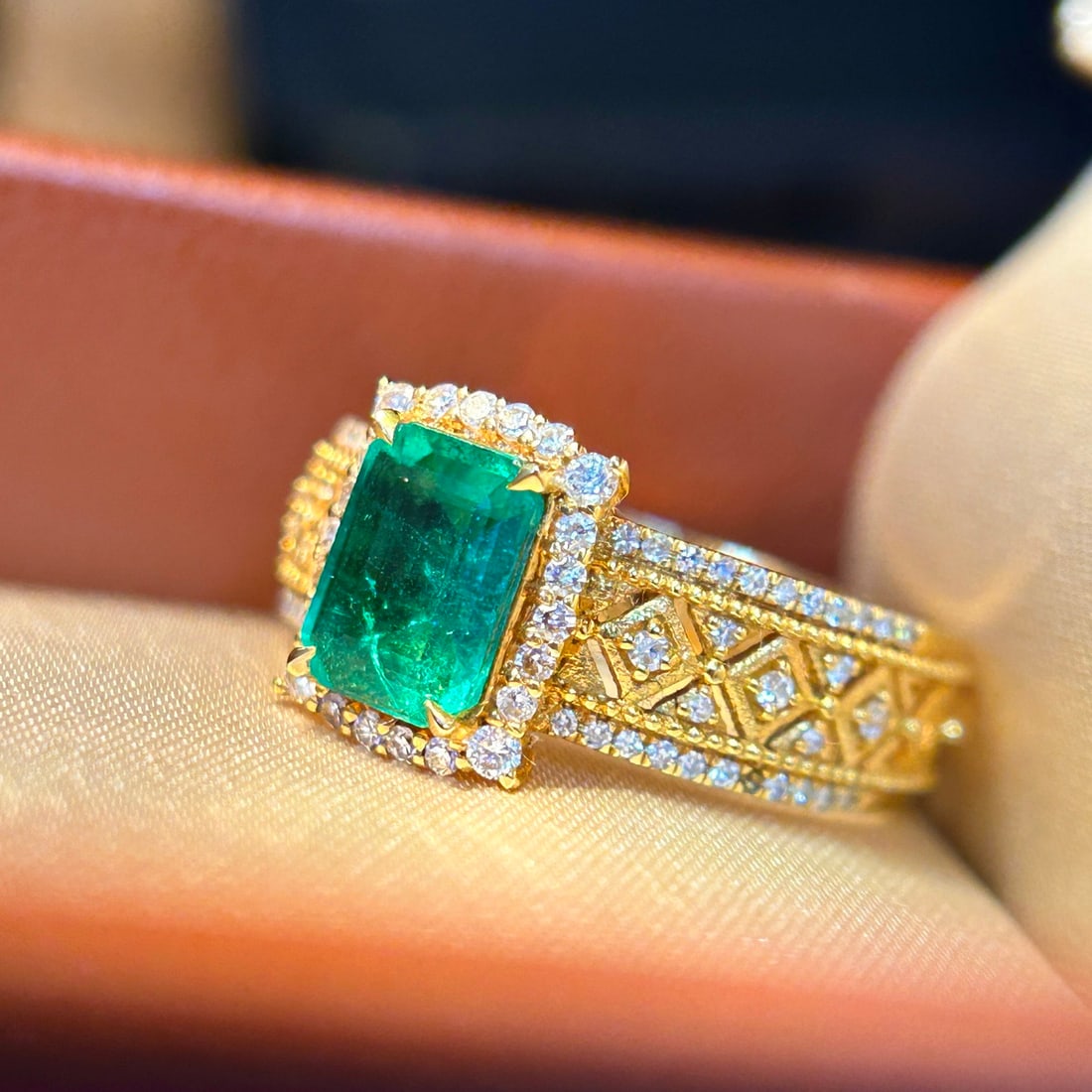 14k Gold 1.05 Ct Vivid Green Natural Emerald & Diamond Ring - 2