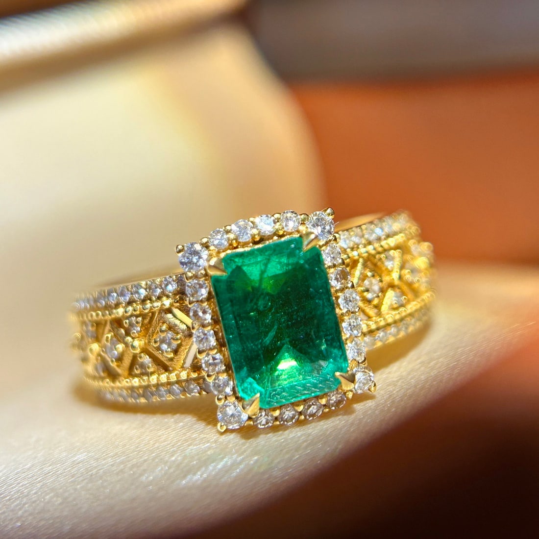14k Gold 1.05 Ct Vivid Green Natural Emerald & Diamond Ring - 3