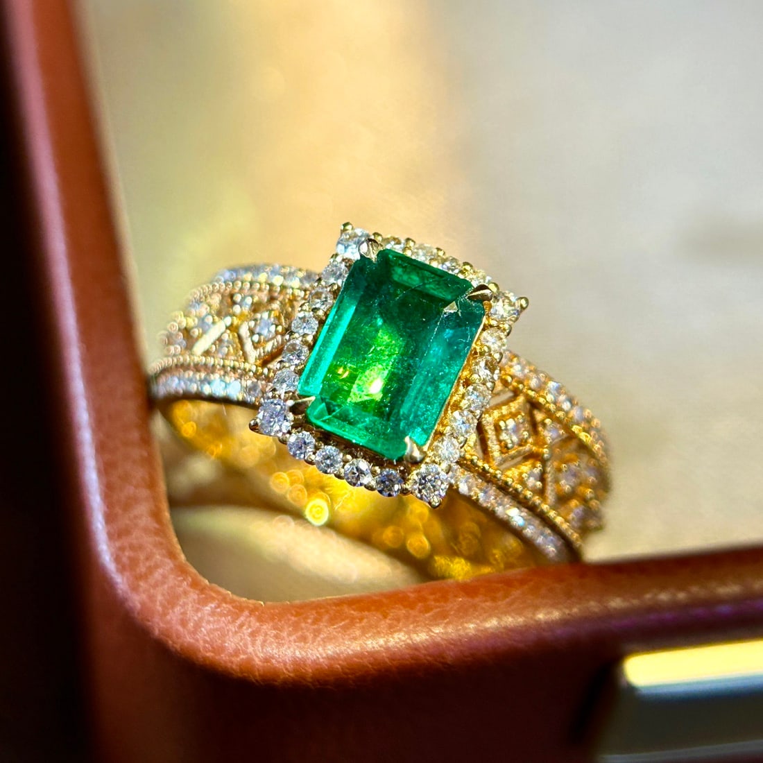 14k Gold 1.05 Ct Vivid Green Natural Emerald & Diamond Ring - 4