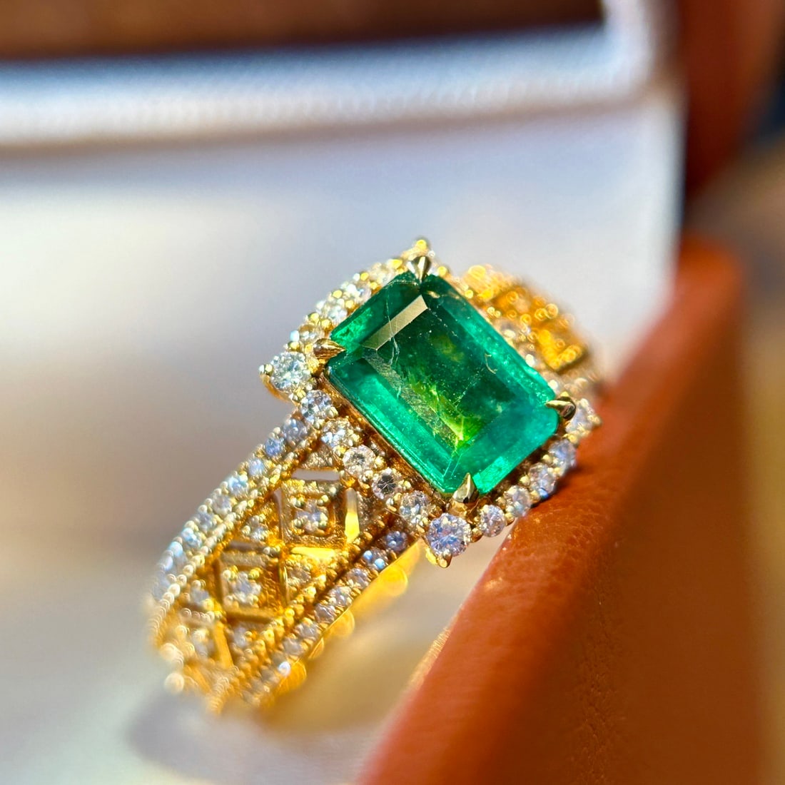 14k Gold 1.05 Ct Vivid Green Natural Emerald & Diamond Ring - 5