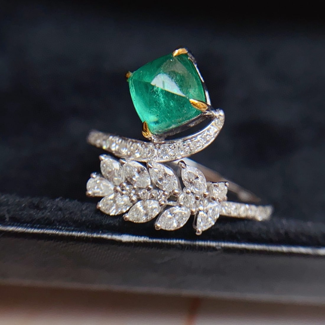 14k Gold 1.30 Ct Natural Emerald & Diamond Ring: Ref:231158410 // gold content:14k gold // ring size:7. 25us // // main gemstone:emerald // shape:sugar-loaf // carat weight:1. 30ct // color:green // treatment:natural // // adjacent gemstone 2 :