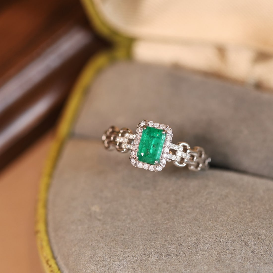 14k Gold 0.47 Ctw Natural Emerald & Diamond Ring: Ref:231158450 // gold content:14k gold // ring size:7. 25us // // main gemstone:emerald // shape:octagonal // carat weight:0. 33ct // color:green // treatment:natural // // adjacent gemstone 2 : diamo