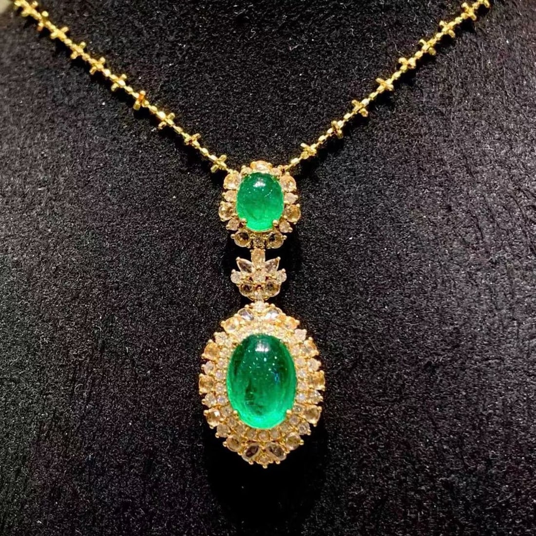 14k Gold 2.65 Ct Natural Emerald & Diamond Pendant( Without Chain ): Ref:231159004 // gold content:14k gold // main gemstone:emerald // shape:oval // carat weight:2. 65ct // color:green // treatment:natural // // adjacent gemstone 2 : diamond // shape:round // clarity