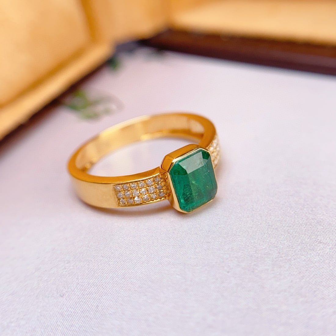 14k Gold 0.85 Ct Natural Emerald & Diamond Ring - 2