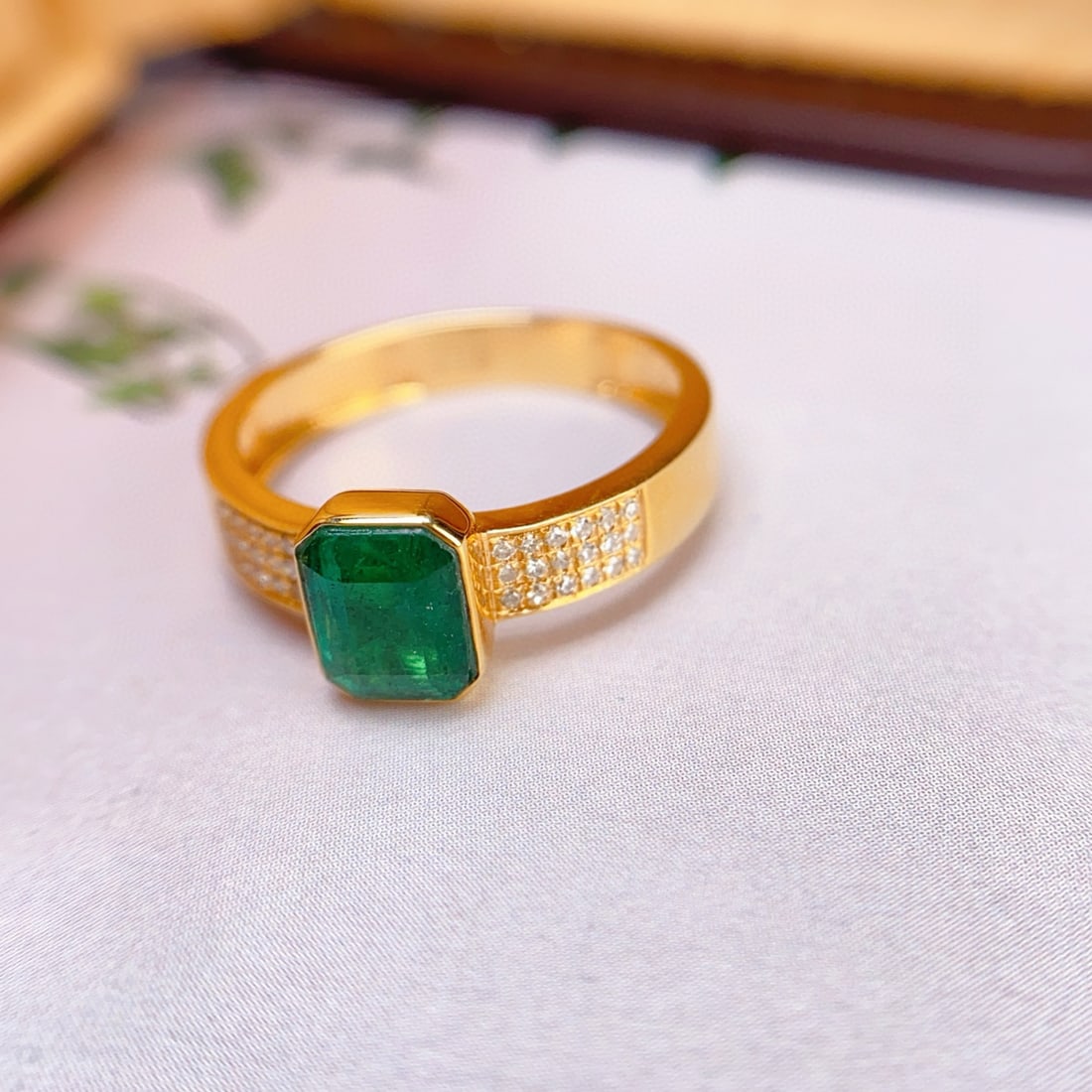 14k Gold 0.85 Ct Natural Emerald & Diamond Ring - 4
