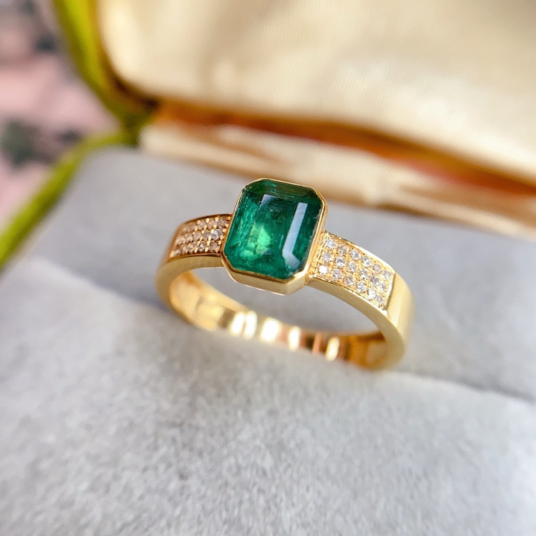 14k Gold 0.85 Ct Natural Emerald & Diamond Ring - 6