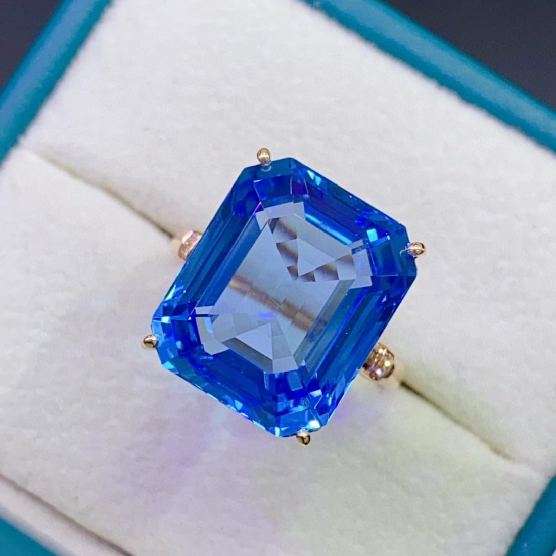 14k Gold 18.02 Ctw Natural Topaz & Diamond Ring: Ref:231159193 // gold content:14k gold // ring size:7. 25us // // main gemstone:topaz // shape:octagonal // carat weight:18ct // color:blue // treatment:natural // // adjacent gemstone 2 : diamond // 