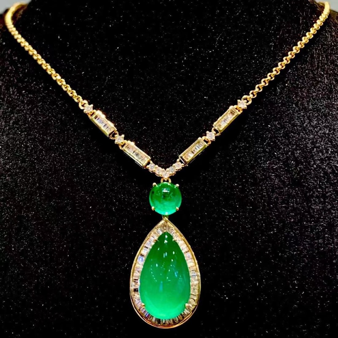14k Gold 4.69 Ct Natural Emerald & Diamond Necklace: Ref:231159218 // gold content:14k gold // main gemstone:emerald // shape:pear // carat weight:4. 69ct // color:green // treatment:natural // // adjacent gemstone 2 : diamond // shape:multiple // clari