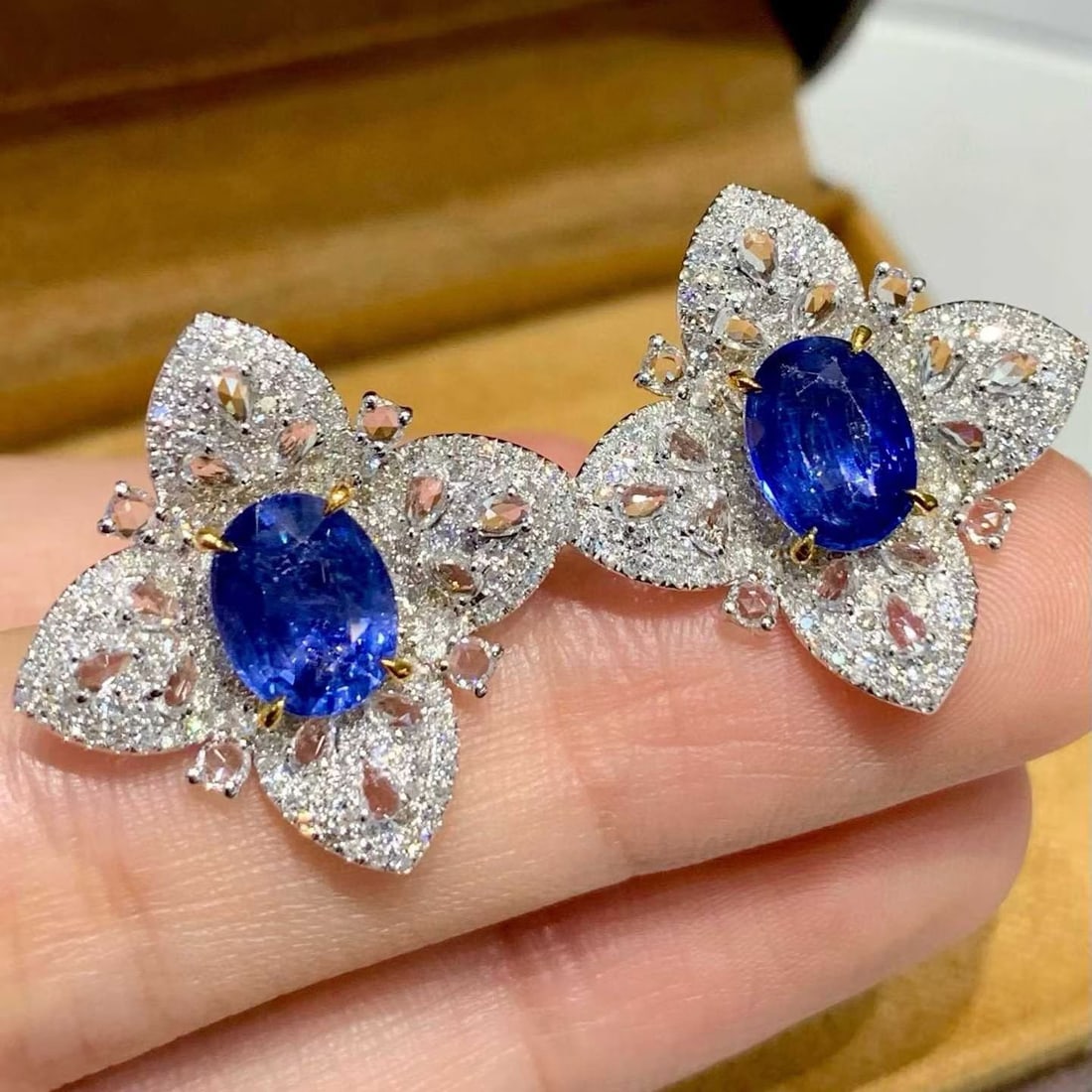 14k Gold 3.75 Ct Natural Sapphire & Diamond Earrings: Ref:231159225 // gold content:14k gold // main gemstone:sapphire // shape:oval // carat weight:3. 75ct // color:blue // treatment:natural // // adjacent gemstone 2 : diamond // shape:round // clarity 