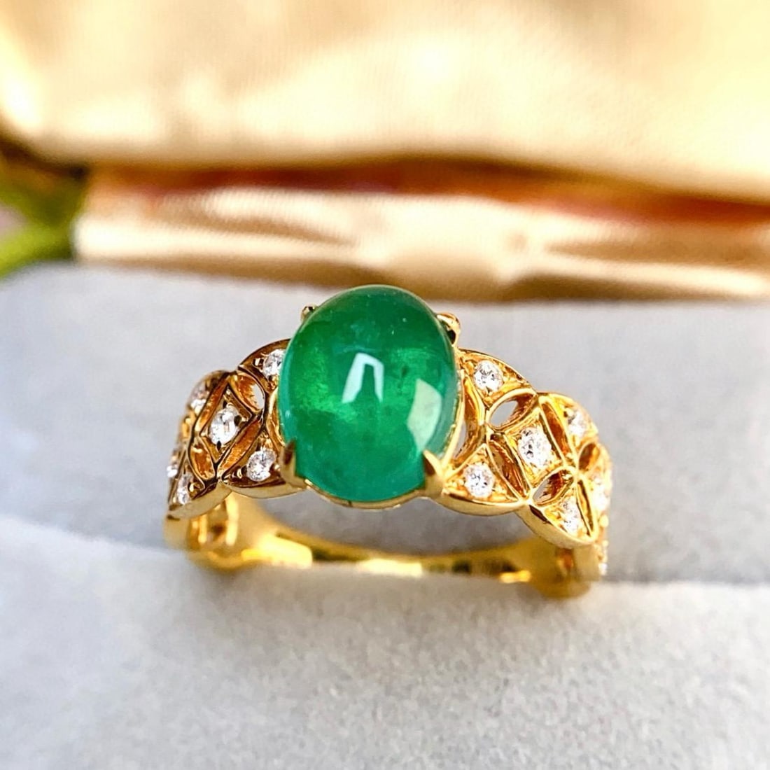 14k Gold 2.25 Ct Natural Emerald & Diamond Ring: Ref:231159227 // gold content:14k gold // ring size:7. 25us // // main gemstone:emerald // shape:oval // carat weight:2. 25ct // color:green // treatment:natural // // adjacent gemstone 2 : diamond //