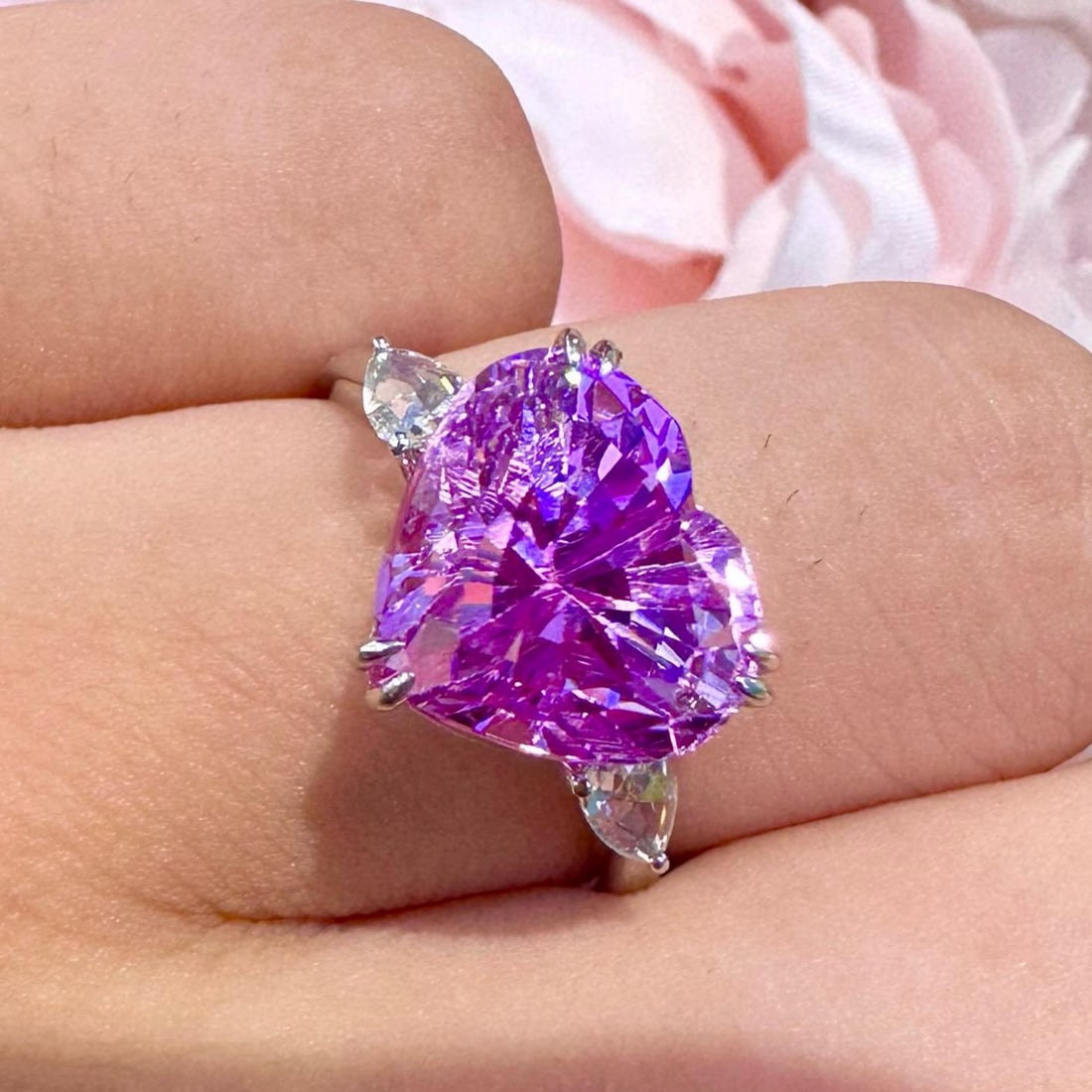 14k Gold 6.08 Ct Natural Kunzite & Diamond Ring: Ref:231159247 // gold content:14k gold // ring size:7. 25us // // main gemstone:kunzite // shape:heart // carat weight:6. 08ct // color:purple // treatment:natural // // adjacent gemstone 2 : diamond