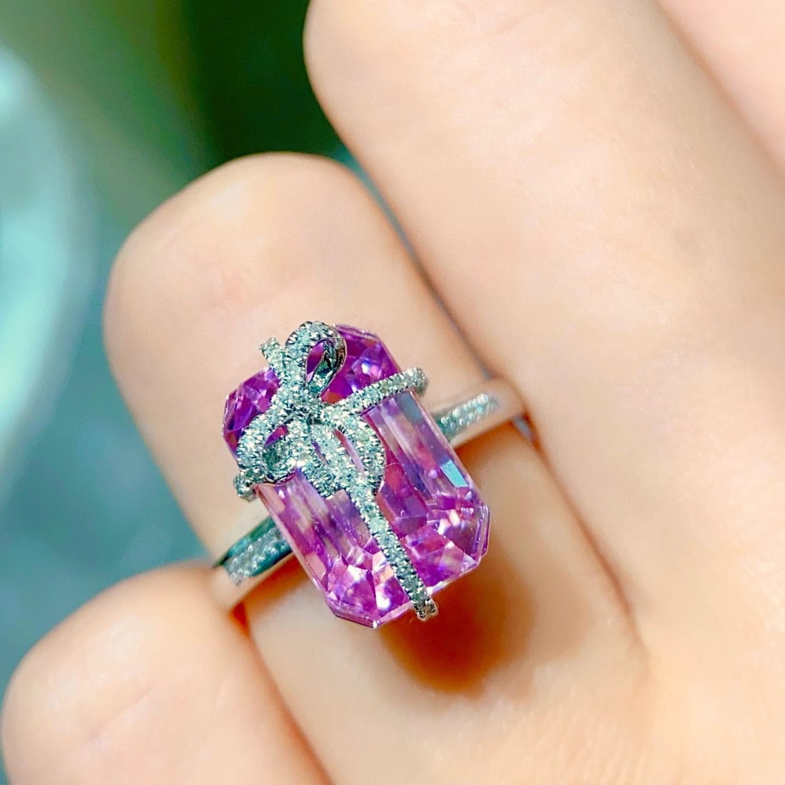 14k Gold 9.35 Ct Natural Kunzite & Diamond Ring: Ref:231159249 // gold content:14k gold // ring size:7. 25us // // main gemstone:kunzite // shape:octagonal // carat weight:9. 35ct // color:purple // treatment:natural // // adjacent gemstone 2 :