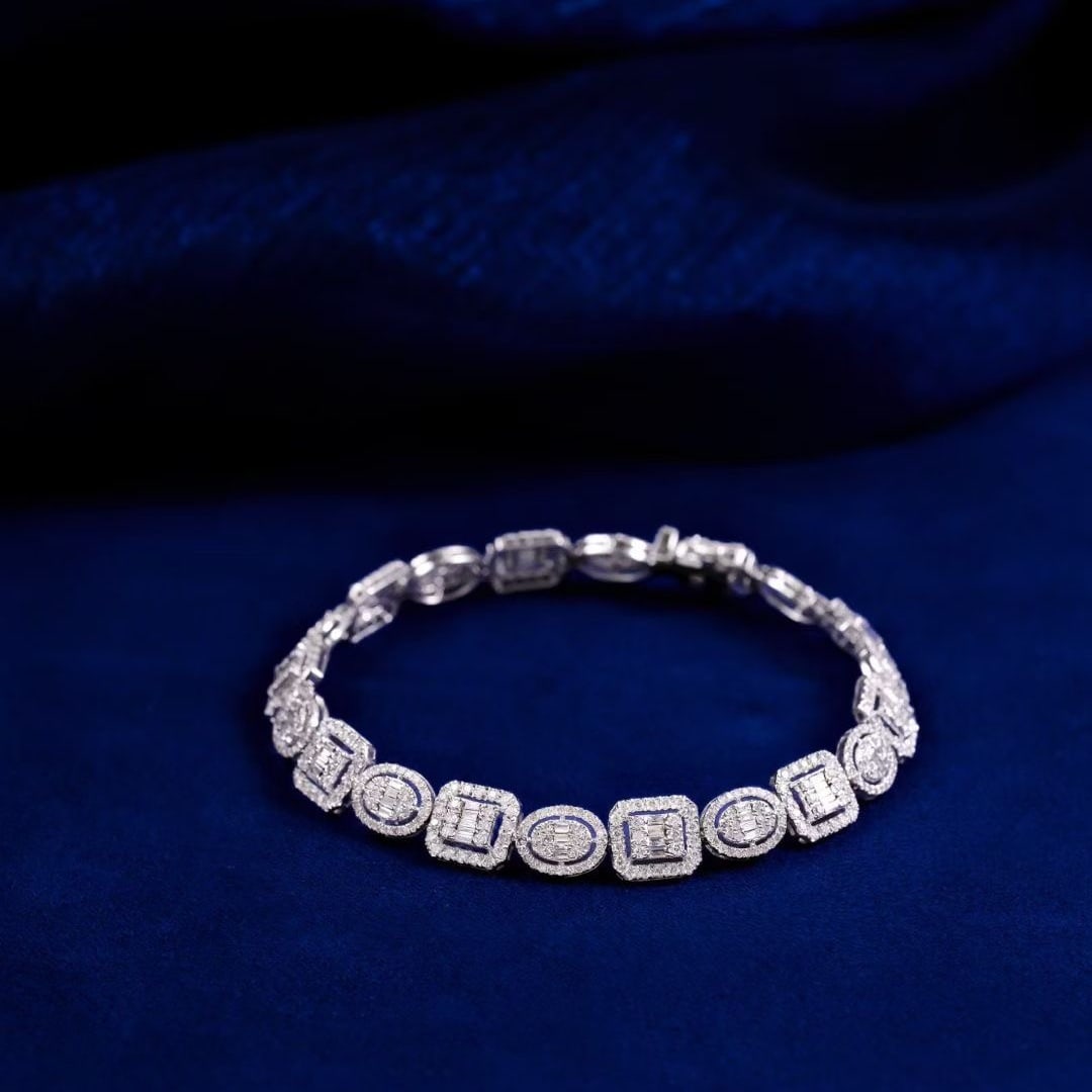 14k Gold 3.6 Ct Natural H Diamond Bracelet: Ref:231160012 // gold content:14k gold // main gemstone:diamond // shape:multiple // carat weight:3. 6ct // clarity grade:vs-si // color:h // treatment:natural // Condition: New Low Estimate: 9000.00