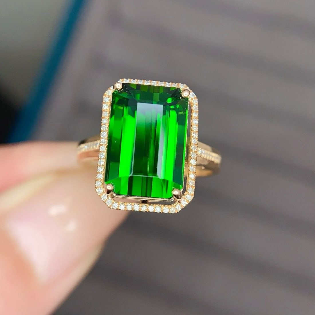 14k Gold 7.5 Ct Natural Tourmaline & Diamond Ring: Ref:231160114 // gold content:14k gold // ring size:7. 25us // // main gemstone:tourmaline // shape:octagonal // carat weight:7. 5ct // color:green // treatment:natural // // adjacent gemstone 2 : dia