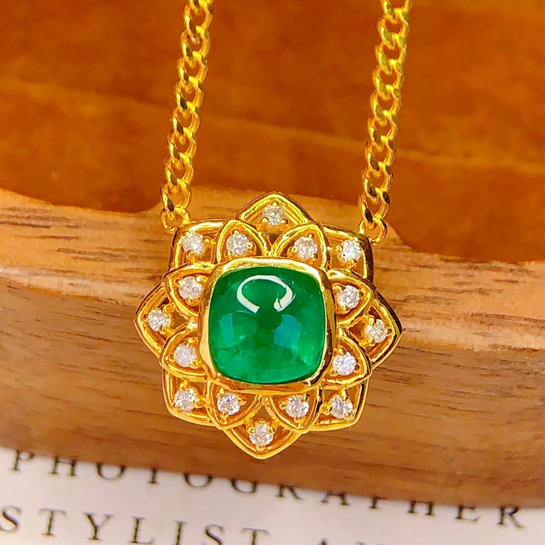 14k Gold 1.2 Ct Vivid Green Natural Emerald & Diamond Necklace: Ref:231160131 // gold content:14k gold // main gemstone:emerald // shape:sugar-loaf // carat weight:1. 2ct // color:vivid green // treatment:natural // // adjacent gemstone 2 : diamond // number of