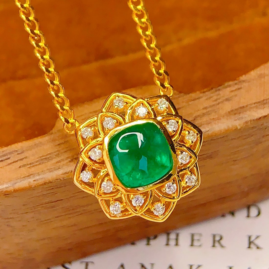 14k Gold 1.2 Ct Vivid Green Natural Emerald & Diamond Necklace - 4