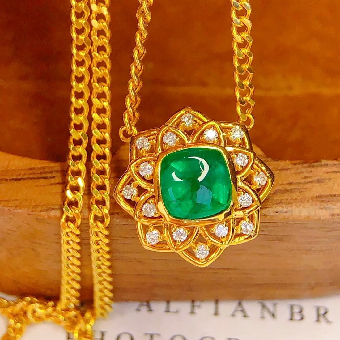 14k Gold 1.2 Ct Vivid Green Natural Emerald & Diamond Necklace - 5