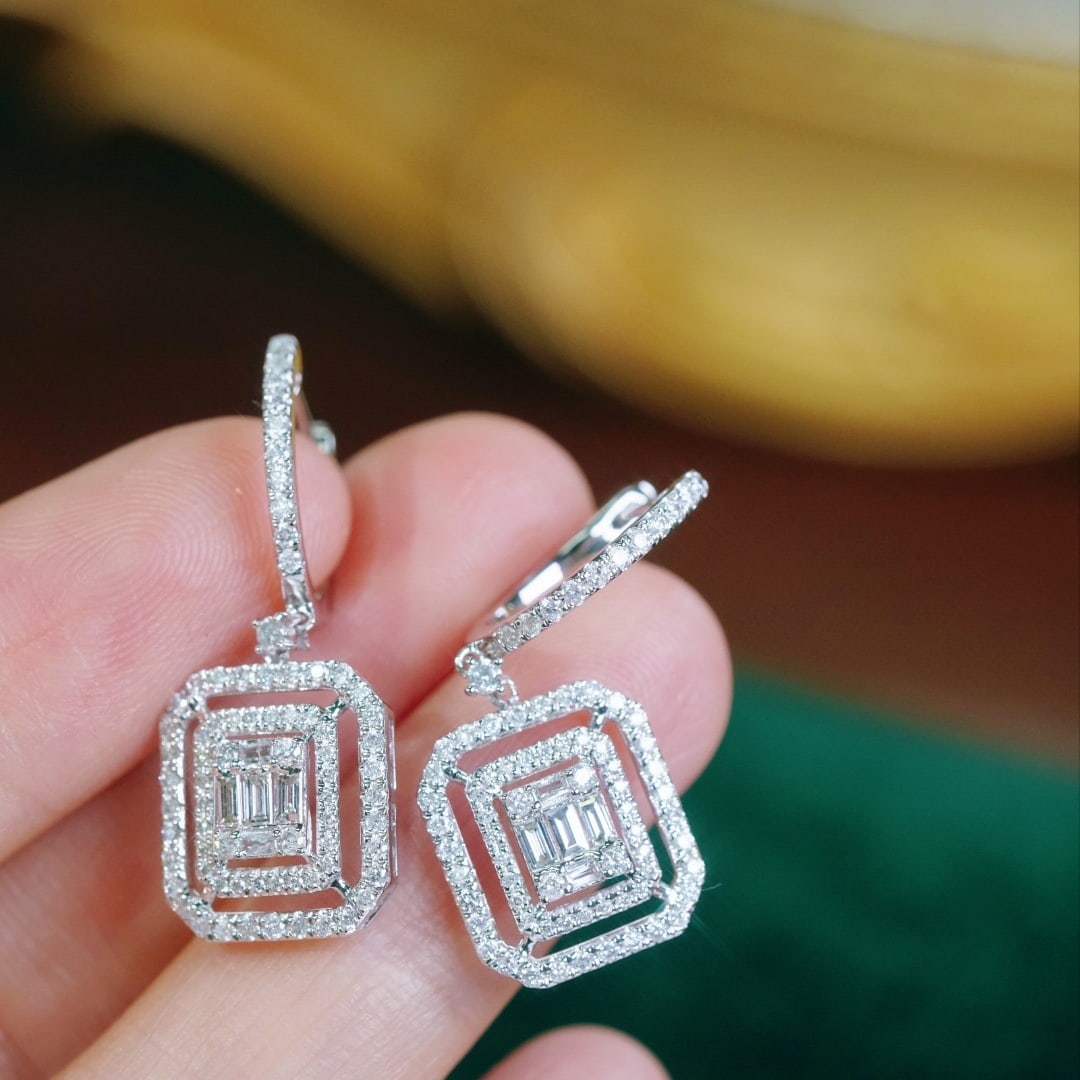 14k Gold 1.16 Ct Natural H Diamond Earrings: Ref:231160142 // gold content:14k gold // main gemstone:diamond // shape:multiple // carat weight:1. 16ct // clarity grade:vs-si // color:h // treatment:natural // Condition: New Low Estimate: 4000.00