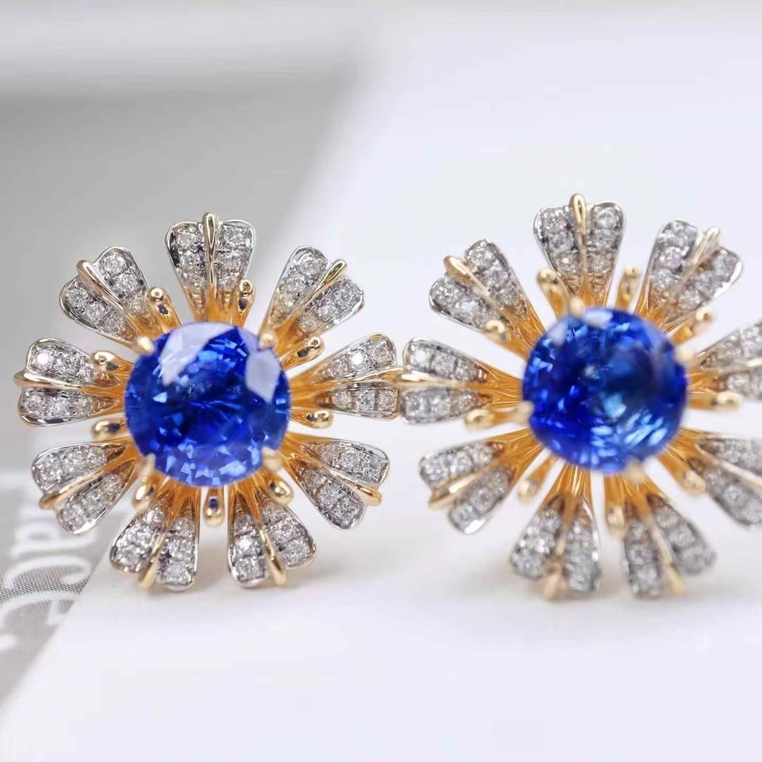 14k Gold 2.57 Ctw Natural Sapphire & Diamond & Flowers Earrings: Ref:231160173 // gold content:14k gold // main gemstone:sapphire // shape:round // carat weight:2. 25ct // color:blue // treatment:natural // cut grade:g // // adjacent gemstone 2 : diamond //