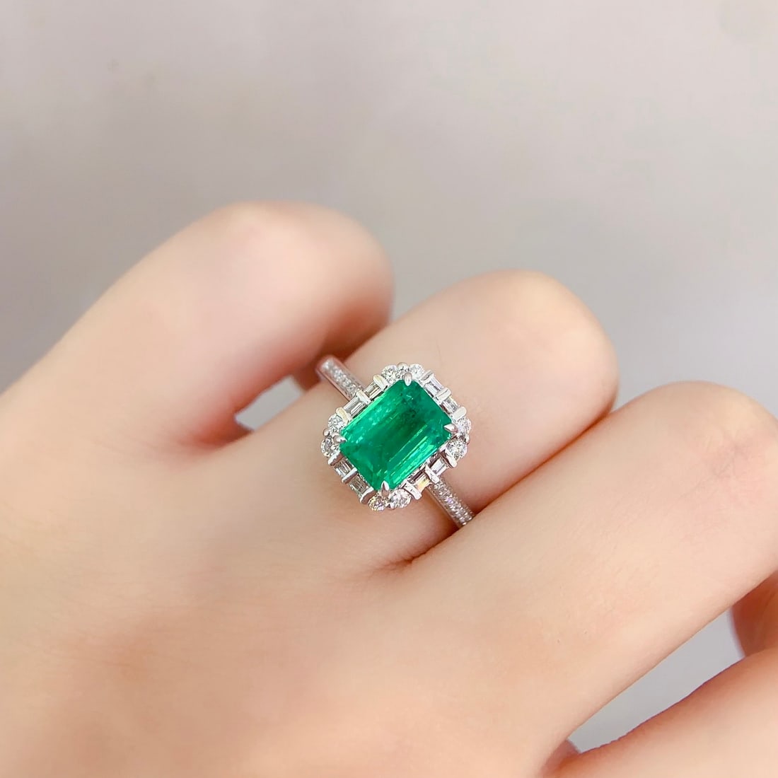 14k Gold 1.8 Ct Vivid Green Natural Emerald & Diamond Ring - 6