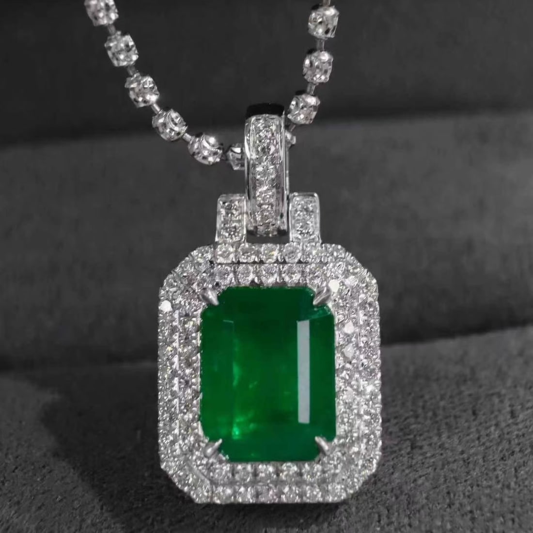 14k Gold 2.50 Ctw Vivid Green Natural Emerald & Diamond Pendant( Without Chain ): Ref:231160177 // gold content:14k gold // main gemstone:emerald // shape:octagonal // carat weight:2. 13ct // color:vivid green // treatment:natural // // adjacent gemstone 2 : diamond // shape:round 