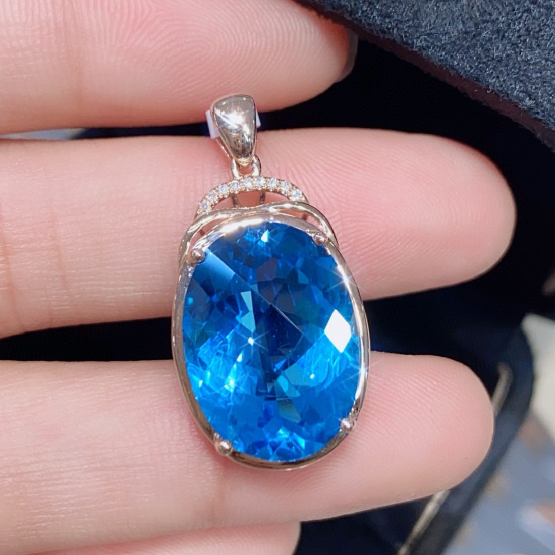 14k Gold 11.77 Ctw Natural Topaz & Diamond Pendant( Without Chain ): Ref:231160324 // gold content:14k gold // main gemstone:topaz // shape:oval // carat weight:11. 75ct // color:blue // treatment:natural // // adjacent gemstone 2 : diamond // number of stones:9 // sha