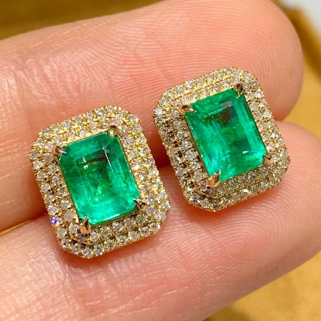 14k Gold 1.6 Ct Natural Emerald & Diamond Earrings: Ref:231160388 // gold content:14k gold // main gemstone:emerald // shape:octagonal // carat weight:1. 6ct // color:green // treatment:natural // // adjacent gemstone 2 : diamond // shape:round // clar
