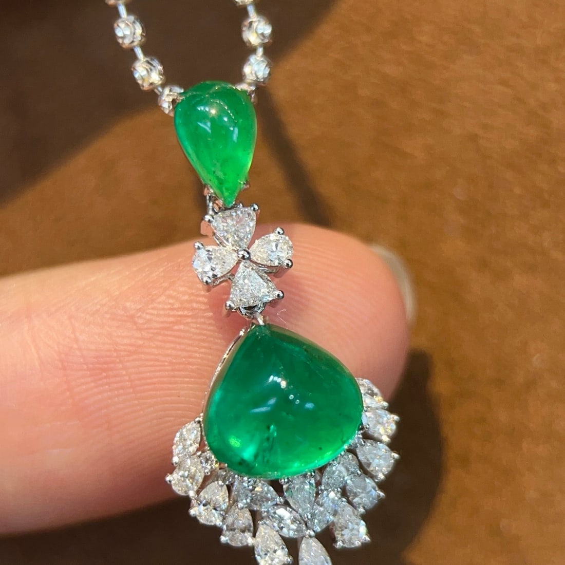 14k Gold 3.72 Ctw Natural Emerald & Diamond Pendant( Without Chain ): Ref:231160393 // gold content:14k gold // main gemstone:emerald // shape:pear // carat weight:3. 12ct // color:green // treatment:natural // // adjacent gemstone 2 : diamond // shape:multiple // carat