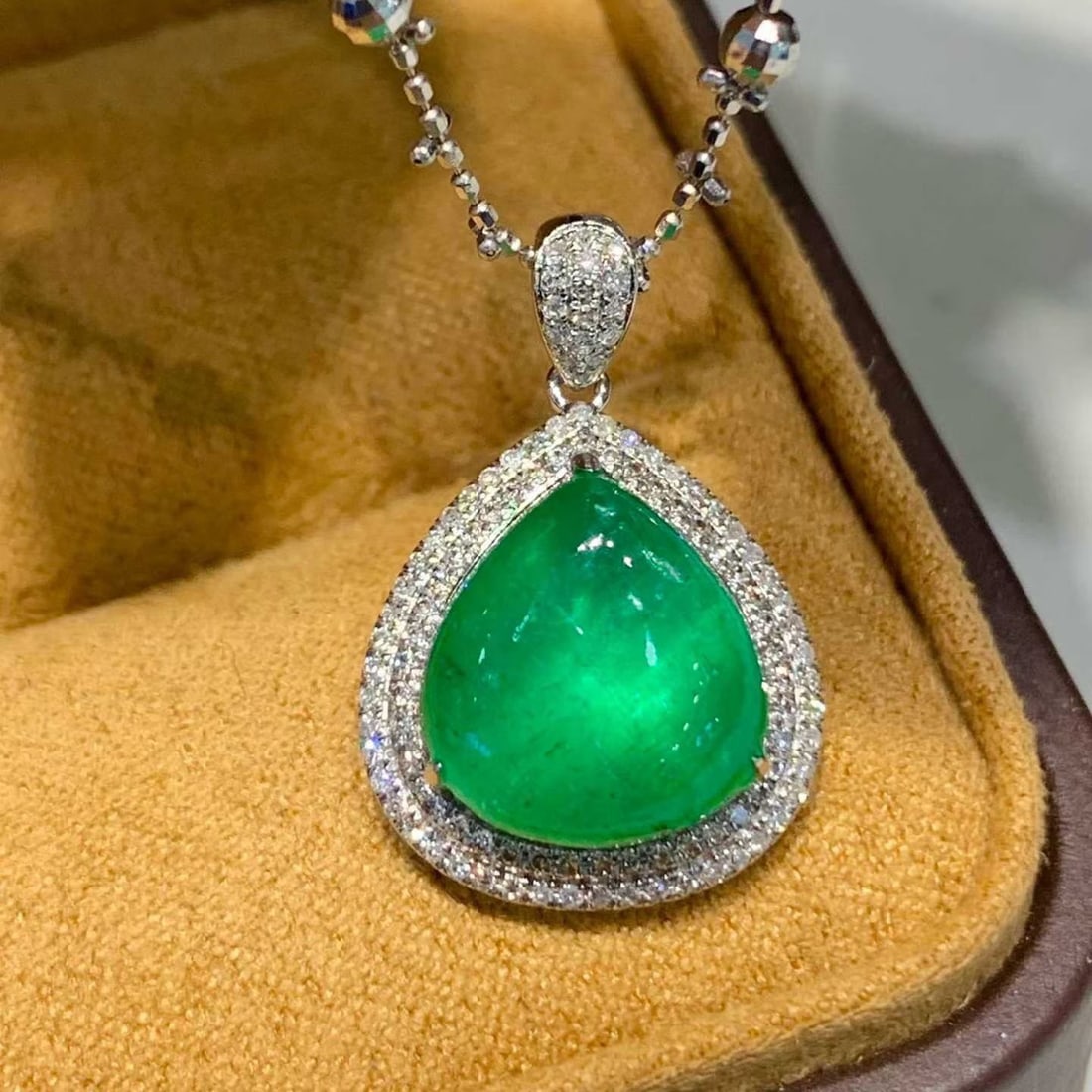 14k Gold 4.9 Ct Natural Emerald & Diamond Pendant( Without Chain ): Ref:231160433 // gold content:14k gold // main gemstone:emerald // shape:pear // carat weight:4. 9ct // color:green // treatment:natural // // adjacent gemstone 2 : diamond // shape:round // clarity g