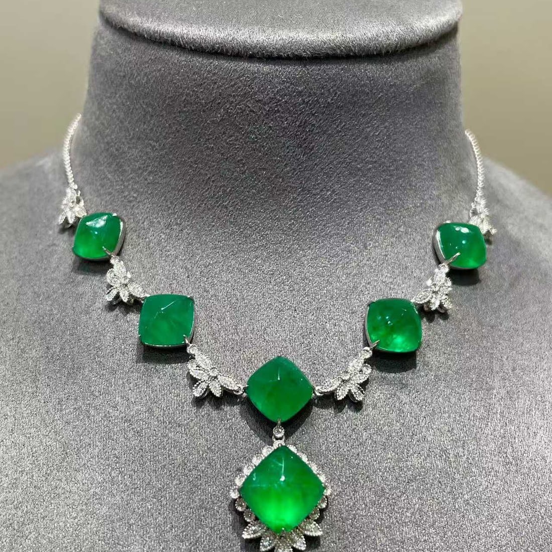 14k Gold 18.2 Ct Natural Emerald & Diamond Necklace: Ref:231153005 // gold content:14k gold // main gemstone:emerald // shape:sugar-loaf // carat weight:18. 2ct // color:green // treatment:natural // // adjacent gemstone 2 : diamond // shape:round // cl