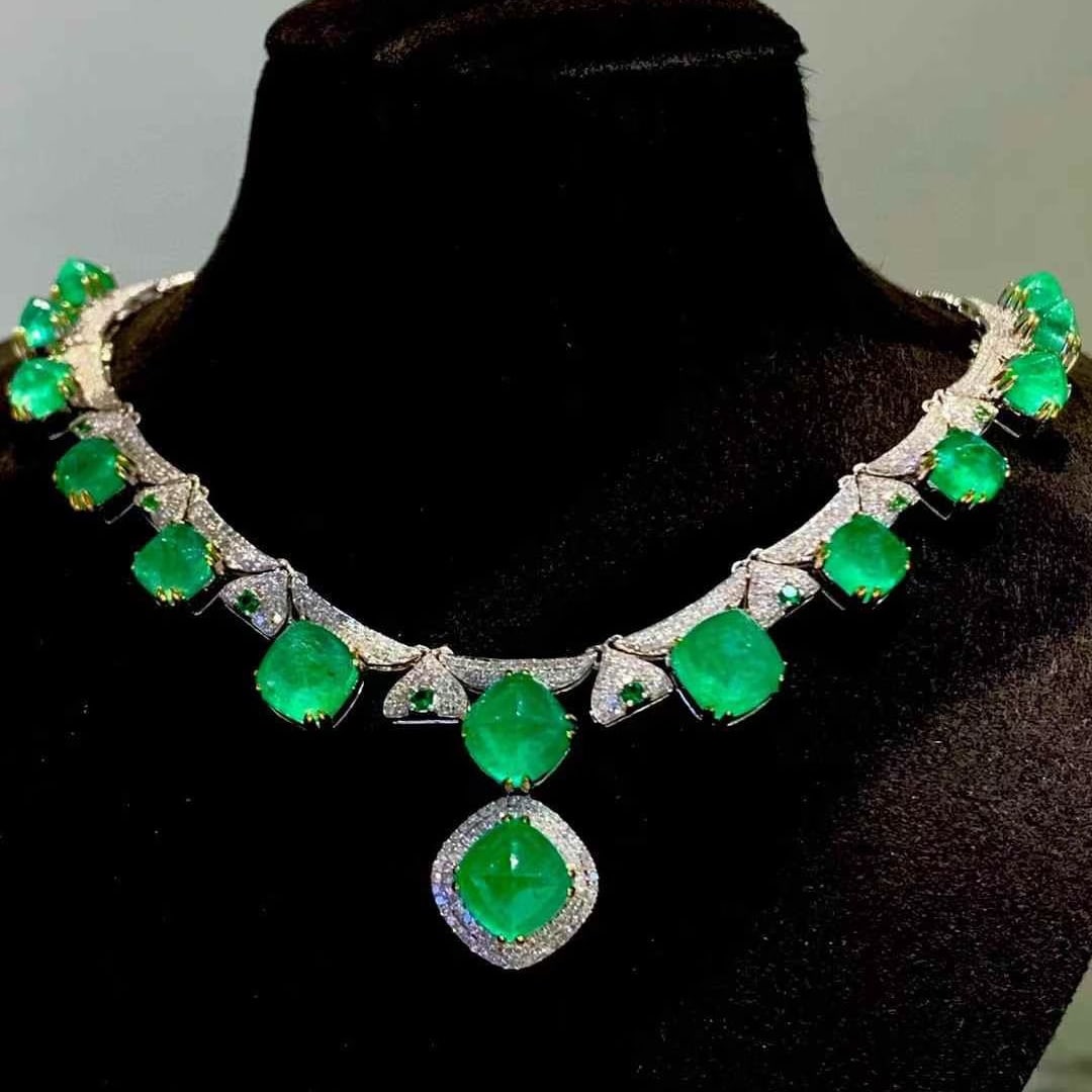 14k Gold 19.6 Ct Natural Emerald & Diamond Necklace: Ref:231153031 // gold content:14k gold // main gemstone:emerald // shape:sugar-loaf // carat weight:19. 6ct // color:green // treatment:natural // // adjacent gemstone 2 : diamond // shape:round // cl