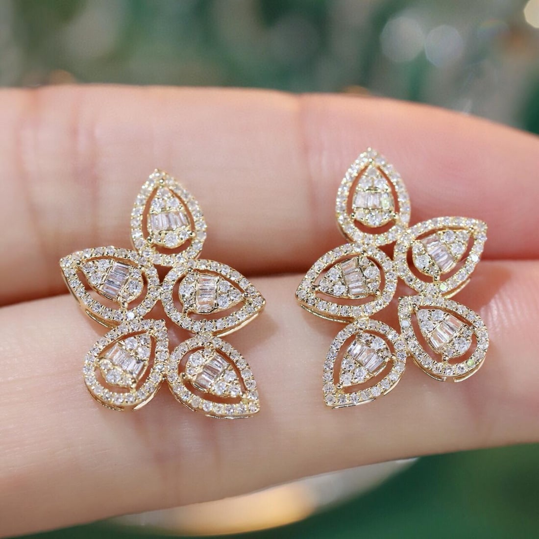 14k Gold 0.90 Ct Natural H Diamond Earrings: Ref:231153042 // gold content:14k gold // main gemstone:diamond // shape:multiple // carat weight:0. 90ct // clarity grade:vs-si // color:h // treatment:natural // High Estimate: 4300 Condition: New