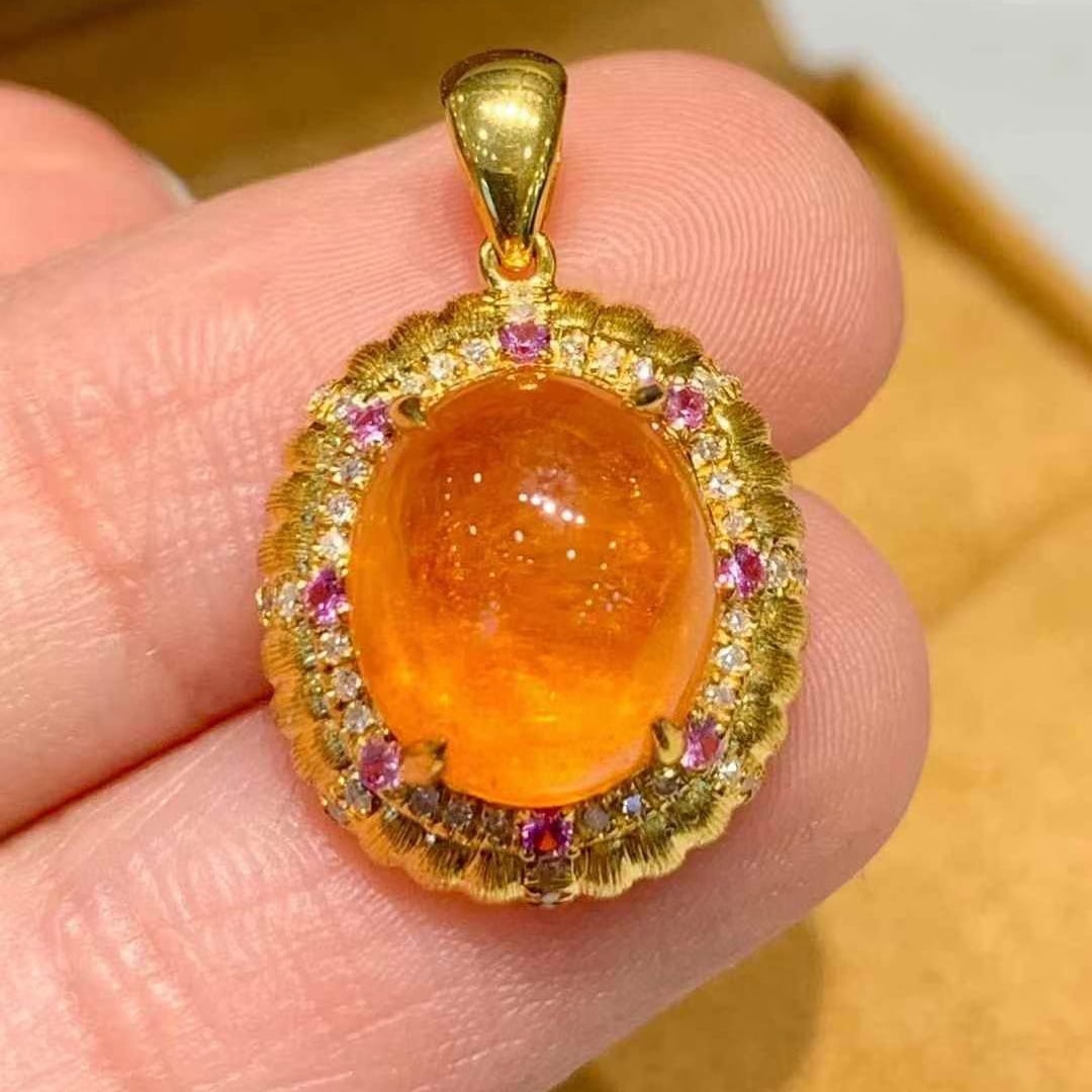 14k Gold 6.5 Ct Natural Spessartine & Diamond Pendant( Without Chain ): Ref:231153104 // gold content:14k gold // main gemstone:spessartine // shape:oval // carat weight:6. 5ct // color:orange // treatment:natural // // adjacent gemstone 2 : diamond // shape:round // clar