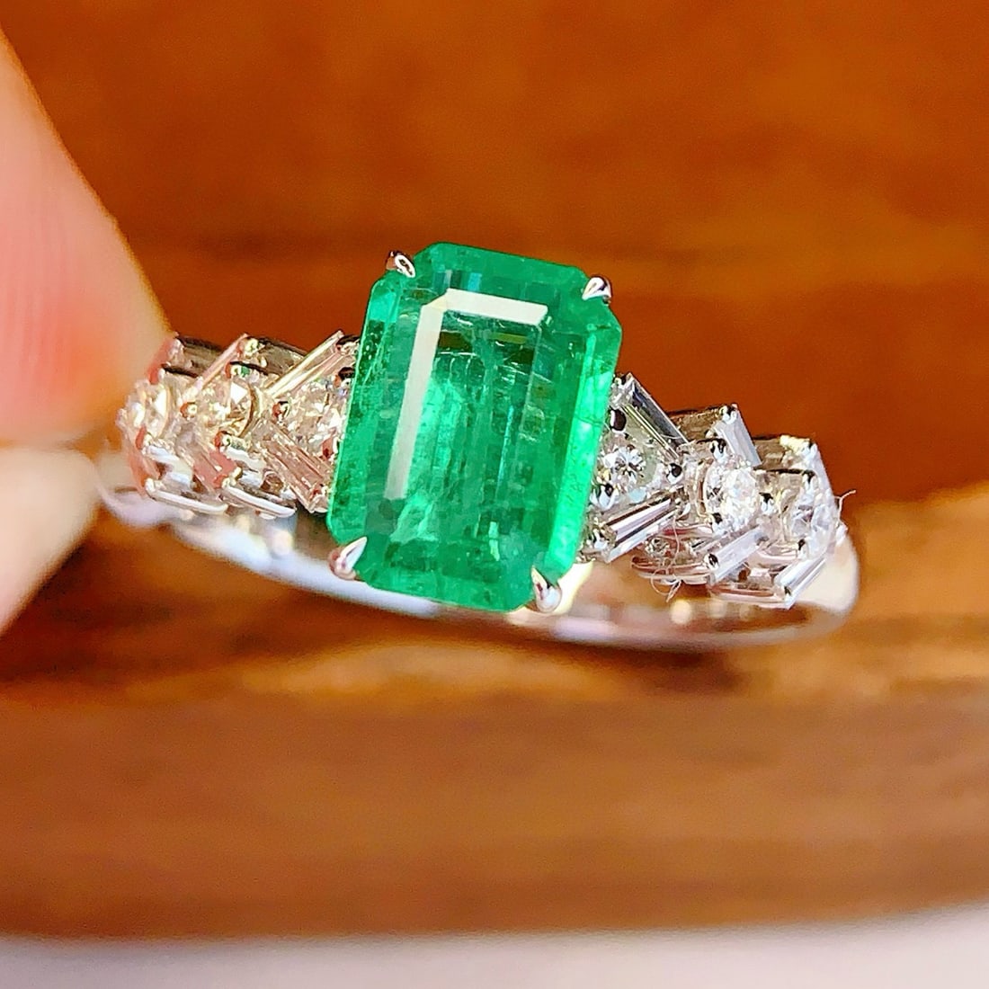 14k Gold 1 Ct Natural Emerald & Diamond Ring: Ref:231153123 // gold content:14k gold // ring size:7. 25us // // main gemstone:emerald // shape:octagonal // carat weight:1ct // color:green // treatment:natural // // adjacent gemstone 2 : diamond /